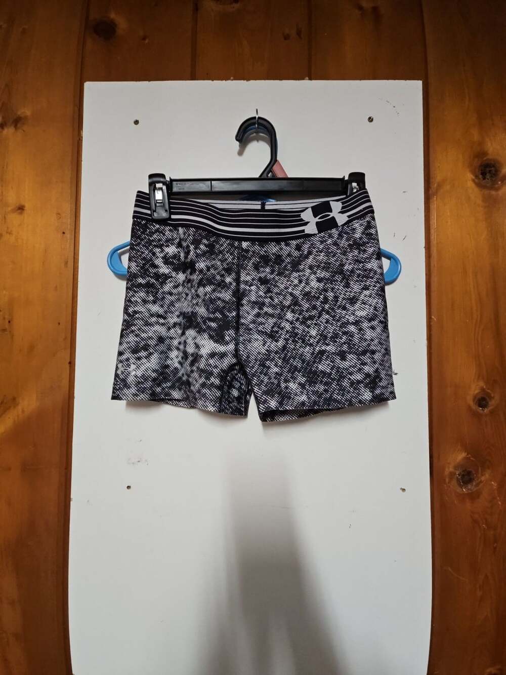 (251) Under Armour Shorts Size S